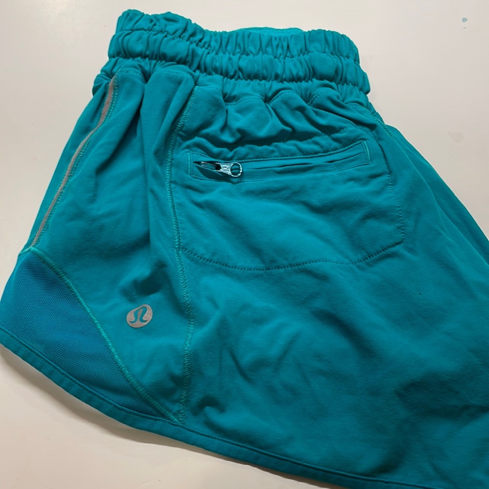 Lululemon hotty hot shorts 2.5”
